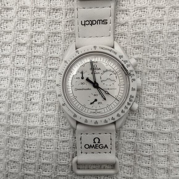 Swatch x Omega co-branded moon phase watch | Snoopy moon landing limited edition - Picture 5 of 9